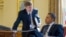 Maykl Makfol prezident Dmitriy Medvedevga shu yilning 22-fevralida ishonch yorlig'i topshirgan 