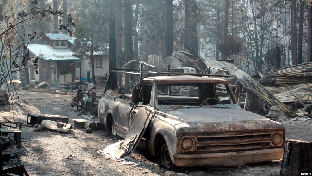Sebuah bangunan dan mobil yang terbakar akibat kebakaran "Rim Fire" di dekat Taman Nasional California (27/8).