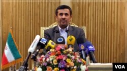 Presiden Iran Mahmoud Ahmadinejad yang akan menghadiri Sidang Umum PBB di New York pekan depan mengatakan akan membebaskan dua warga AS yang ditahan atas tuduhan mata-mata (13/9).