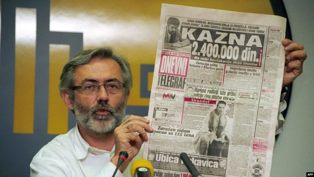 ARHIVA - Slavko Ćuruvija tokom konferencije za medije 1998, nepunu godinu uoči ubistva (Foto: AFP/Andrej Isaković)