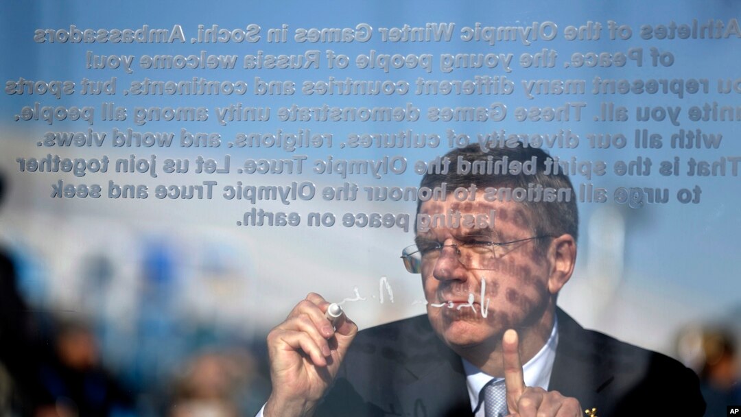 Predsednik Medjunarodnog olimpijskog komiteta Tomas Bah potpisuje se na zidu Olimpijskog primirja za vreme ceremonijie u Olimpijskom selu u Sočiju 4. februara 2014. 