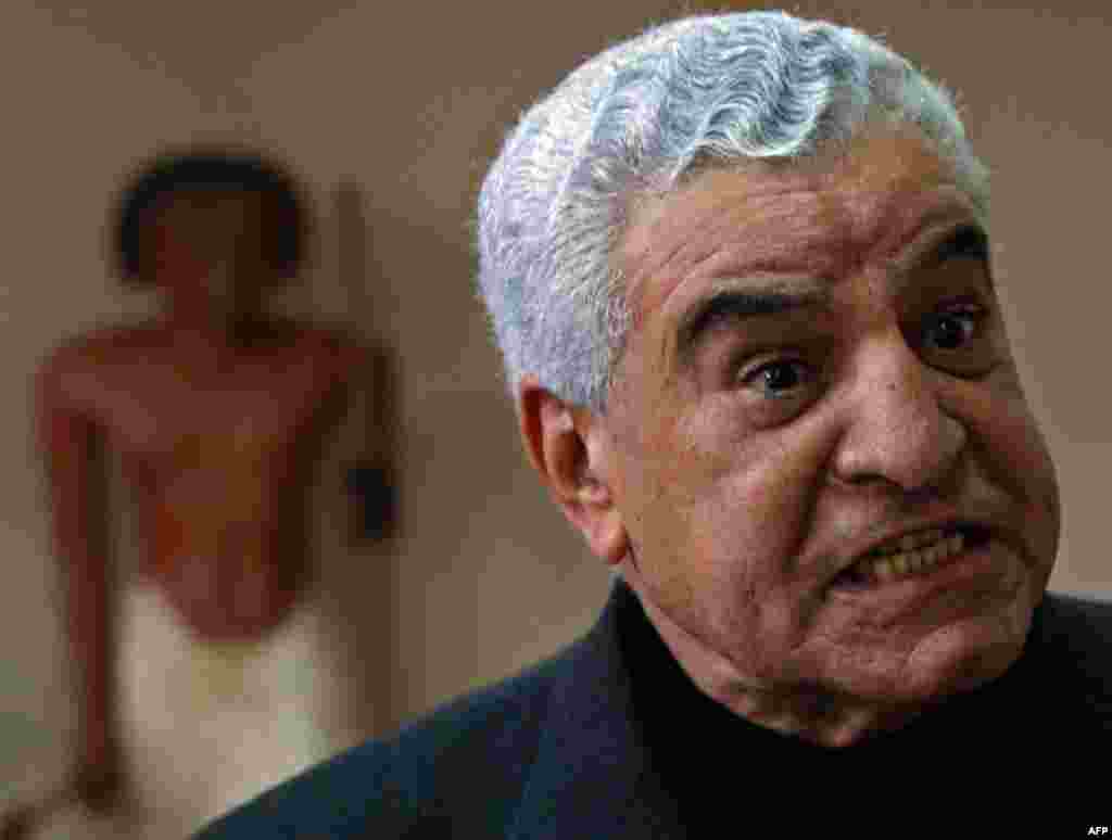 Egypt's Minister of Antiquities Zahi Hawass talks about artefacts that were damaged in the Egyptian Museum, located near the opposition stronghold of Tahrir Square. (Reuters/Steve Crisp)