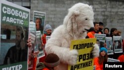 Seorang aktivis Greenpeace dengan mengenakan kostum beruang kutub melakukan protes atas penahanan rekan-rekannya oleh pihak berwenang Rusia (5/10). 