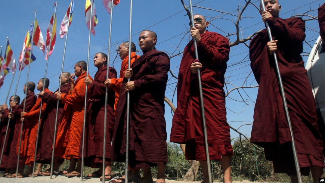 Para pendeta Budha melakukan aksi protes menolak datangnya kapal bantuan Malaysia bagi etnis Rohingya di Myanmar (foto: dok). Ratusan umat Budha garis keras hari Minggu (19/3) memprotes rencana pemberian kewarganegaraan bagi etnis Rohingya. 