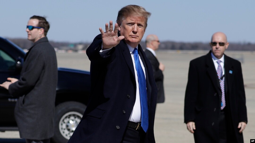 Presiden Amerika Donald Trump melambai sebelum menaiki pesawat Air Force One untuk menuju Vietnam, Senin (25/2).