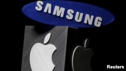 Logo Apple dan Samsung hasil mesin cetak 3D tampak dalam ilustrasi yang dibuat di Zenica, Bosnia dan Herzegovina tanggal 26 Januari 2016 (foto: Reuters/Dado Ruvic)