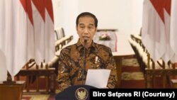 Presiden Joko Widodo dalam konferensi pers di Bogor, Minggu, 15 Maret 2020, mengimbau masyaratak untuk bekerja, sekolah dan beribadah di rumah demi mencegah meluasnya perebakan virus corona di Indonesia. (Foto: Courtesy/Biro Setpres RI) 