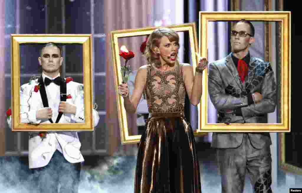 Taylor Swift tampil menyanyikan &quot;Blank Space&quot; pada acara American Music Awards (AMA) di Los Angeles, California, AS.