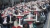 Chicago marcha contra la violencia con cruces blancas 