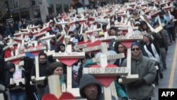 La marcha pasó por el exclusivo sitio Water Tower Mall, donde dos voluntarios leían por altoparlantes los nombres de las 771 víctimas de homicidio en 2016.