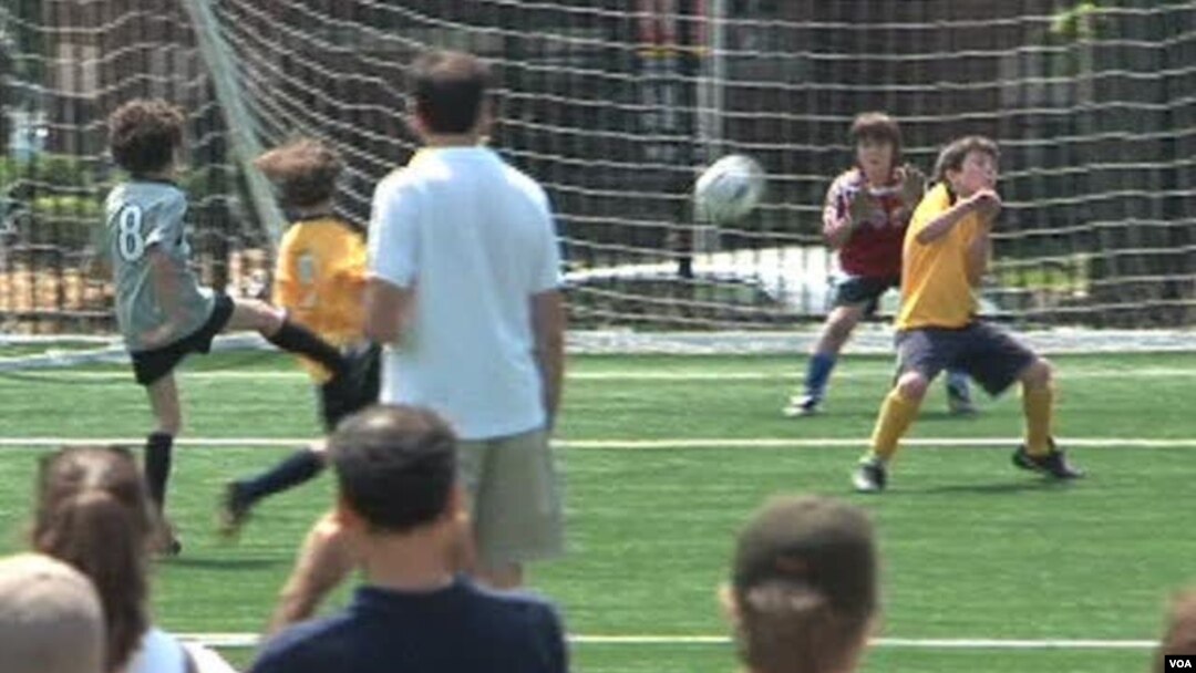 Anak-anak Amerika ini bermain sepakbola di sebuah lapangan di Washington, DC. Sepakbola di Amerika semakin populer bagi anak-anak dan remaja, yaitu mereka di antara usia tiga hingga 19 tahun.