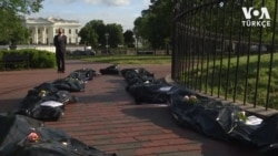 Beyaz Saray’ın Önünde Ceset Torbalı Protesto