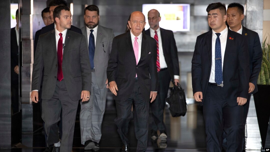 Menteri Perdagangan AS, Wilbur Ross, tengah, meninggalkan hotelnya di Beijing, Sabtu, 2 Juni 2018 (foto: AP Photo/Mark Schiefelbein)
