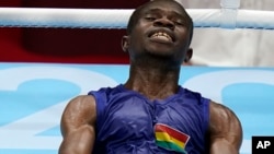 Dan wasan damben zamani na kasar Ghana Tetteh Sulemanu yana murnar doke abokin karawarsa Rodrigo Marte de la Rosa na aksar Jamhuriyar Dominica a gasar Olympics