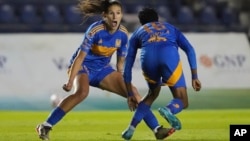 Ana Da Silva de Tigres felicita a su compañera Thembi Kgatlana (derecha) por anotar el primer gol del equipo en el partido de ida de las semifinales de la Liga MX femenil contra el América en la Ciudad de México, el jueves 14 de noviembre de 2024. 