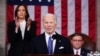 El presidente de Estados Unidos, Joe Biden, en el centro, pronuncia el discurso del Estado de la Nación, en presencia de la vicepresidenta Kamala Harris y del presidente de la Cámara Baja, Mike Johnson, el 7 de marzo de 2024.