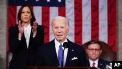 El presidente de Estados Unidos, Joe Biden, en el centro, pronuncia el discurso del Estado de la Nación, en presencia de la vicepresidenta Kamala Harris y del presidente de la Cámara Baja, Mike Johnson, el 7 de marzo de 2024.