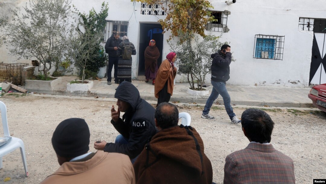 Komšije izlaze iz kuće roditelja napadača Anisa Amrija, Tunis 23. decembar 2016.