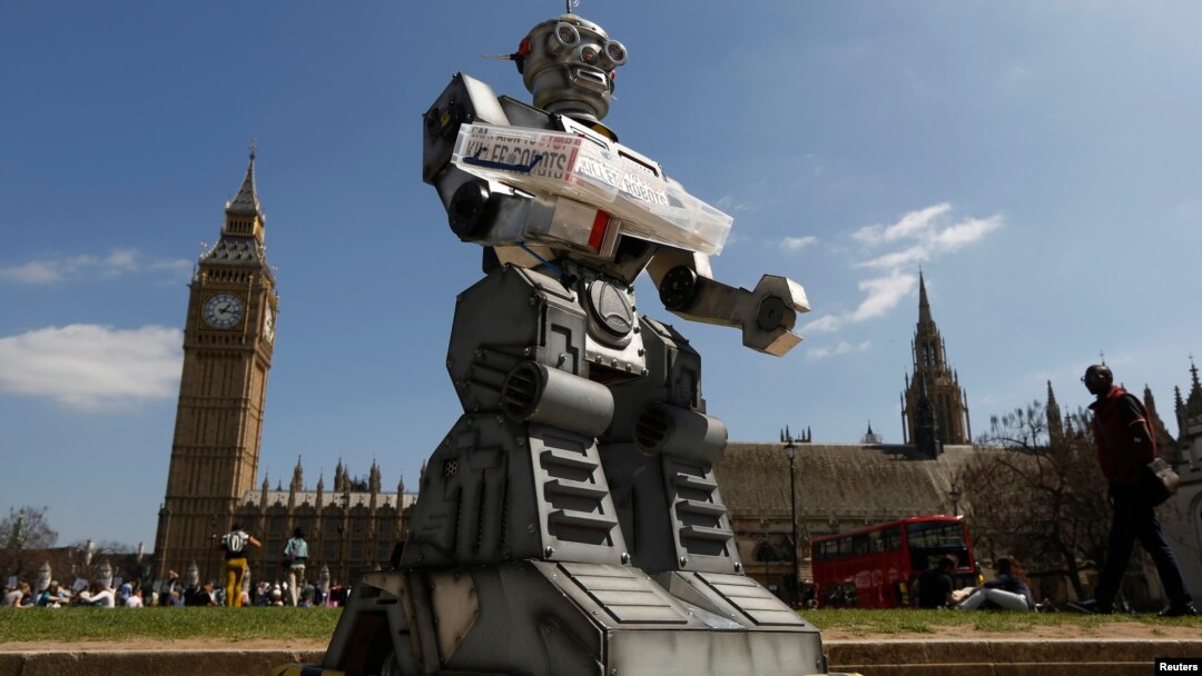 Para aktivis HAM berusaha menyerukan larangan bagi penggunaan "Robot Pembunuh" dalam perang dalam aksi di depan parlemen Inggris di London (foto: ilustrasi). 