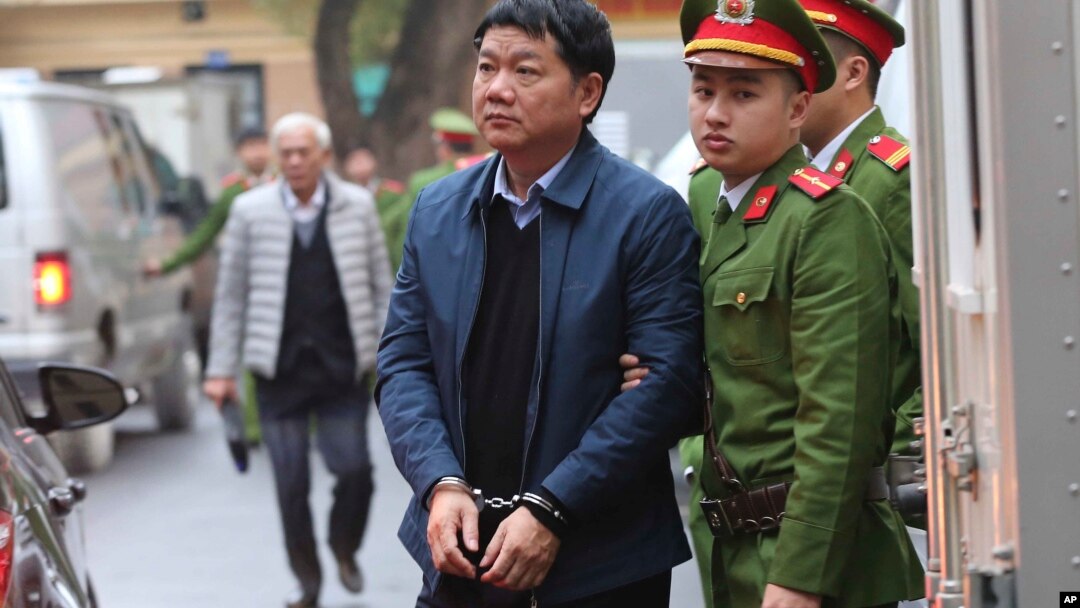Ông Đinh La Thăng được dẫn giải tới tòa hôm 8/1.