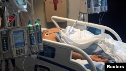 2021년 8월 미국 오클라호마주 오클라호마시티 소재 성 앤서니 병원 중환자실에 한 코로나 환자가 병상에 누워있다. (자료사진) 