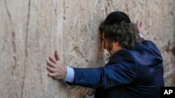 ARCHIVO - El presidente argentino Javier Milei ora en el Muro de los Lamentos en la Ciudad Vieja de Jerusalén, el 6 de febrero de 2024. 