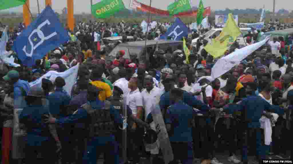 Les supporters d&#39;Etienne Tshisekedi à l&#39;aéroport, pour son arrivée à Kinshasa, le 27 juillet 2016.&nbsp;(Top Congo)