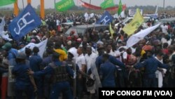 Les partisans d'Etienne Tshisekedi à l'aéroport, pour son arrivée, le 27 juillet 2016. (Top Congo)