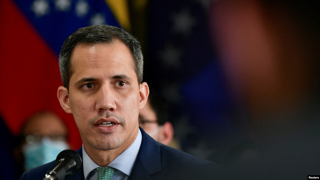 El presidente del gobierno interino de Venezuela, Juan Guaidó, habla con la prensa en Caracas el 27 de septiembre de 2022.