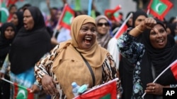Para pendukung oposisi melakukan unjuk rasa menuntut pembebasan mantan presiden Maladewa Mohammad Nasheed, dalam aksi di Male', Jumat (1/5).