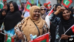 Opposition supporter shout slogans during a protest demanding Maldives President Yameen Abdul Gayoom resign and jailed ex-president Mohamed Nasheed be freed, in Male', Maldives, May 1, 2015. 