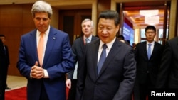 Ngoại trưởng Hoa Kỳ John Kerry và Chủ tịch Tập Cận Bình tại cuộc Đối thoại Sách lược và Kinh tế năm 2014.