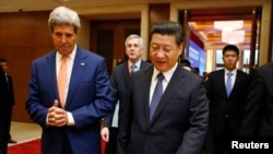 شی جین پینگ رئیس جمهوری چین (راست) و جان کری وزیر امور خارجه آمریکا - پکن، ۱۸ تیر ۱۳۹۳ 
