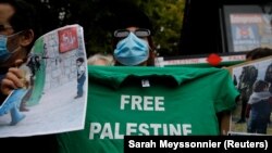 Para pengunjuk rasa pro-Palestina mengikuti unjuk raja menyusul meningkatnya konflik antara Israel dan Palestina, di Paris, Perancis, Rabu, 12 Mei 2021. (Foto: Sarah Mayssonier/Reuters)