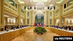 Una vista general del lugar de sesiones de la reunión internacional en Viena, para el Acuerdo Nuclear de Irán el 17 de abril de 2021.