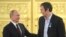 Архівне фото. Президент Росії Владімір Путін вітає Олександра Овєчкіна під час зустрічі з гравцями збірної Росії з хокею на церемонії нагородження в Кремлі. Москва, 27 травня 2014. Reuters