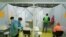 Щеплення від COVID-19 у центрі вакцинації обладнаному у будівлі торговельних виставок у Берліні в Німеччині 18 січня 2021 р.