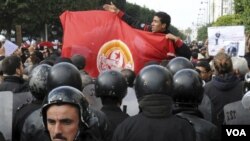 Pemerintah Tunisia masih tetap melarang rapat umum lebih dari empat orang untuk menghindari kerusuhan.