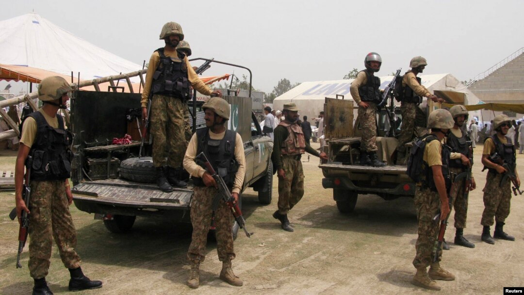 Militer Pakistan melakukan operasi di Waziristan, dekat perbatasan Afghanistan (foto: dok).