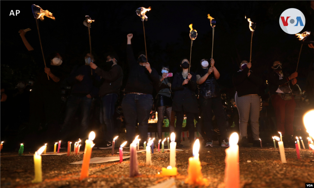 Velas encendidas por parte de los protestantes en Colombia.