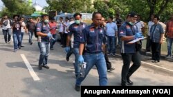 Petugas kepolisian melakukan olah tempat kejadian perkara (TKP) setelah ledakan bom bunuh diri di Polrestabes Medan, Sumatra Utara, Rabu, 13 November 2019. (Foto: Anugrah Andriansyah/VOA)