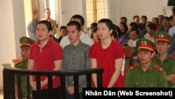 Nhóm thanh niên treo cờ VNCH trong phiên xử sơ thẩm tại TAND tỉnh An Giang.