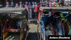 Para pembeli antre untuk berbelanja di sebuah supermarket di tengah wabah virus corona (Covid-19) di Ciamis, Jawa Barat, 20 Mei 2020. (Foto: Antara via Reuters)