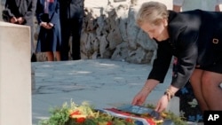 Госсекретарь США Мадлен Олбрайт возлагает венок на могилу Ицхака Рабина, Иерусалим, 11 сентября 1997 года.