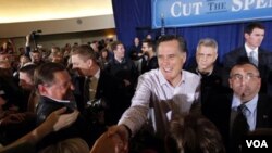 Bakal calon presiden dari Partai Republik, mantan Gubernur Massachussetts, Mitt Romney, menyapa para pendukungnya di Traverse City, Michigan, Minggu, 26 Februari 2012 (AP Photo/Gerald Herbert).