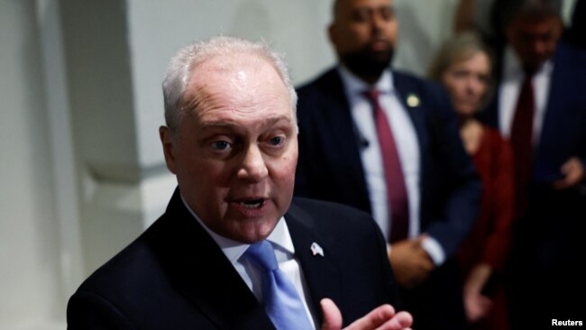 El líder de la mayoría de la Cámara de Representantes, Steve Scalise, habla con los medios mientras anuncia que retira su candidatura a presidente en el Capitolio de Estados Unidos en Washington, Estados Unidos, el 12 de octubre de 2023. [REUTERS]