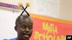 Animatè radyo e pwofesè nan lekòl segondè, Salusa Basquin, pandan li tap prepare yon leson jewometri pou etidyan li yo, madi, 9 me 2017 la, nan West Palm Beach, Eta Florid. Nan semèn pase yo, li te òganize rasanbleman nan zòn West Palm Beach la ak nan Miami pou mande Adminstrasyon Trump la Renouvle TPS pou imigran Ayisen yo.