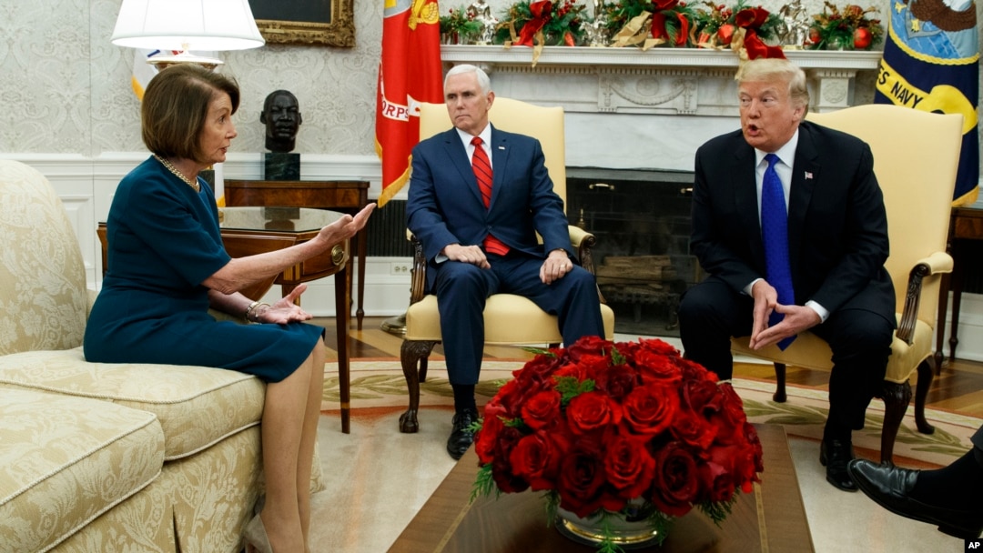 Wapres AS Mike Pence (tengah) bersama Presiden AS, Donald Trump, mndengarkan keterangan dari pemimpin mayoritas partai di DPR AS, Nancy Pelosi di Gedung Putih, 11 Desember 2018. (Foto: dok).