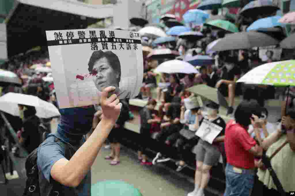 成百上千的人不顧警察禁令上街遊行，抗議警察暴力，並要求香港政府滿足示威者的五大訴求。 (2019年8月31日)