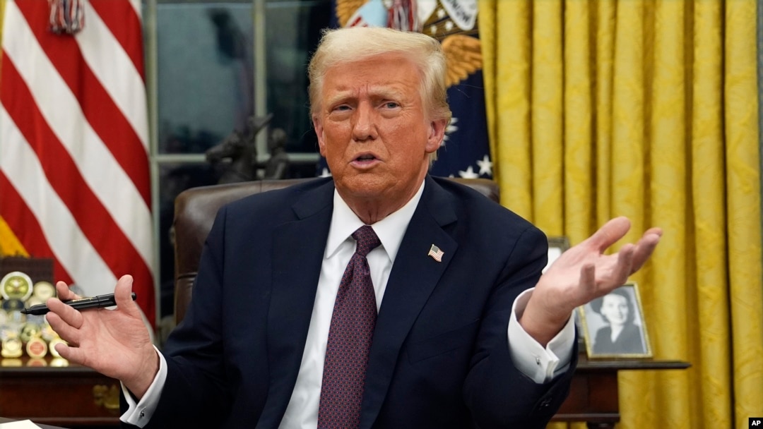 Tổng thống Donald Trump phát biểu với các phóng viên khi ông ký các sắc lệnh hành pháp tại Phòng Bầu dục của Nhà Trắng ở Washington hôm 20/1.